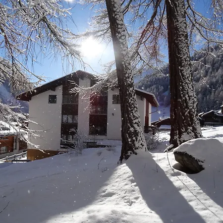 アパート Carmena